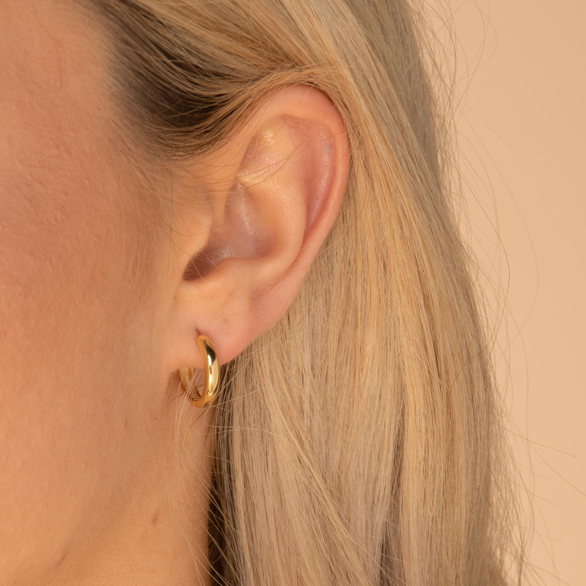 Medium Classic Huggie Earrings Gold